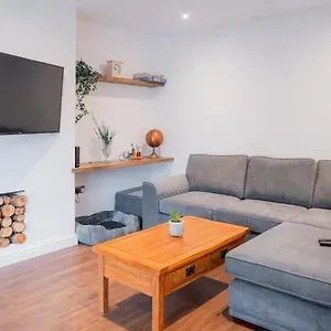 Tu Casa , A Beautiful & Peaceful 4 Bedroom House With Garden, Bbq Area , Ev & Parking Holiday home