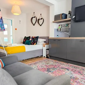 Abode I Great Neighbourhood! Apartment